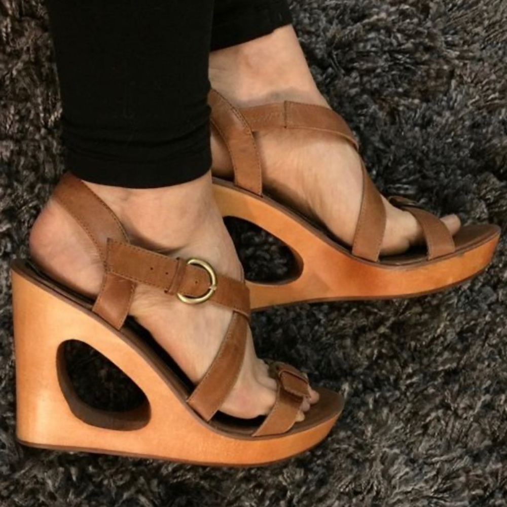 Steve Madden Champyun Brown Wedge w cutout design s:8 worn cond but still cute